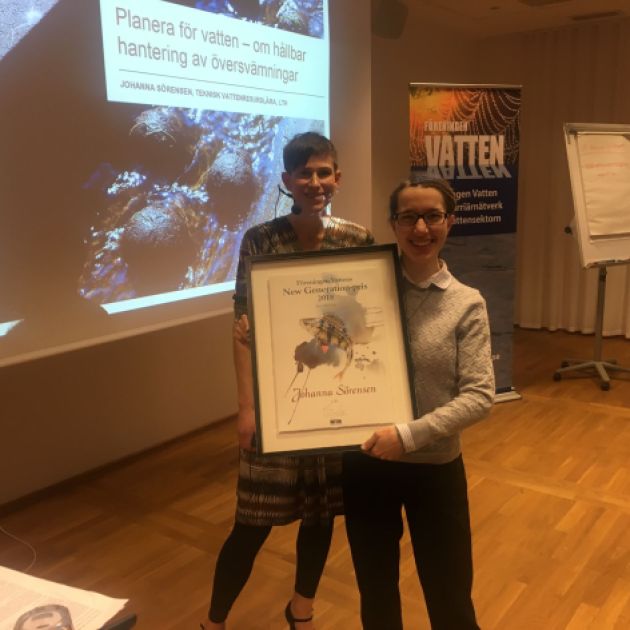 Johanna Sörensen mottager New Generation-priset från Föreningen Vattens ordförande Marta Ahlquist-Juhlén
